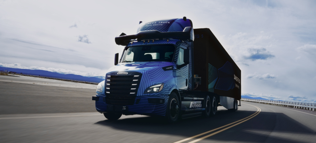 Daimler Truck präsentiert autonomen Freightliner eCascadia Technologieträger: Schwer unter Strom und autonom