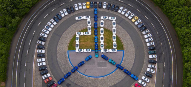 Jubiläum im Mercedes-Benz Werk Bremen: Mitarbeiter und Fans feiern 20 Jahre SLK-Produktion
