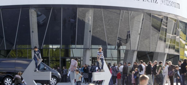 Kid's Day: Weltkindertag im Mercedes-Benz Museum: Freier Eintritt: Kinder laden Eltern und Geschwister ein