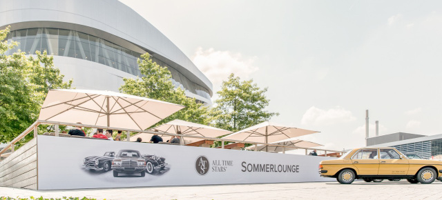 Mercedes-Benz Museum: Die ALL TIME STARS Sommerlounge hat geöffnet: It‘s summertime: Sommer und Salsa am Mercedes Museum