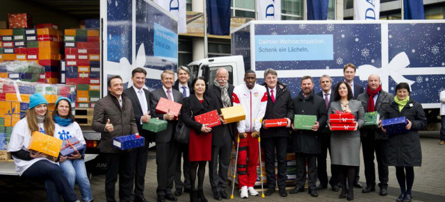 Weihnachtsaktion: Daimler-Mitarbeiter packen 13.000 Geschenke für Kinder : Mit der Initiative „Schenk ein Lächeln“ unterstützt Daimler die Schwäbische Tafel e.V. und die SOS-Kinderdörfer 