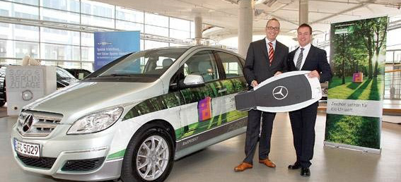 Schlüsselübergabe: Piepenbrock ab jetzt mit B-Klasse F-CELL emissionsfrei unterwegs: Service-Unternehmen nimmt Mercedes-Benz B-Klasse in den Fuhrpark