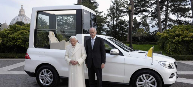 Der Papst fährt M-Klasse: Neues Papamobil  für Papst Benedikt XVI. : Dr. Dieter Zetsche übergibt Mercedes-Benz M-Klasse in Rom