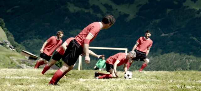 Witzige Idee: Alpine Soccer mit Sprinter-Unterstützung: Mercedes-Benz präsentiert: Fußball als schrägen Spaß