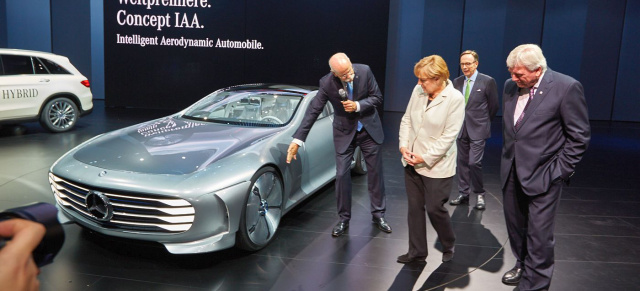 IAA 2015: Kanzlerin Angela Merkel freut sich auf selbstparkende Autos