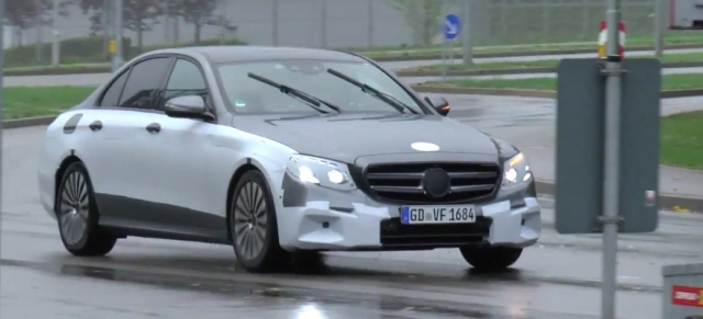 Erlkönig erwischt: Mercedes-Benz E-Klasse W213: Video mit der E-Klasse 2016 mit geringer Tarnung