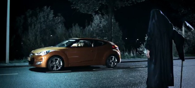 Eine gute Idee setzt sich durch: Sorry-Video Marke Hyundai!: Der koreanische Autobauer bewirbt sein neues Veloster-Modell á la Mercedes-Sensenmann-Video
 