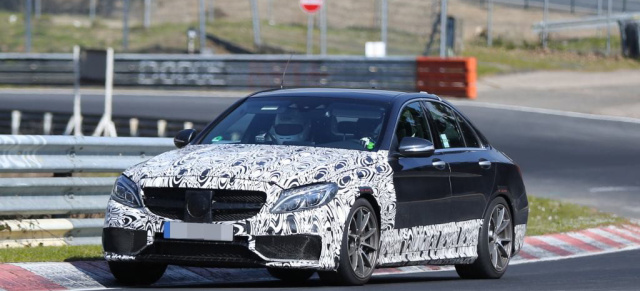 Erlkönig erwischt: Mercedes C63 AMG mit weniger Tarnung: Das Gesicht der dynamischen C-Klasse lässt die Maske fallen 