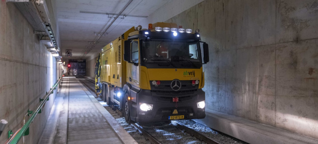 Mercedes-Benz Actros at work: Wie ein Staubsauger: Actros auf Schienen reinigt Gleisbett
