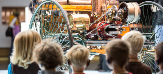 Sommerferienprogramm: Mercedes-Museum  lädt zur Zeitreise durch die Geschichte der Mobilität ein: Motto: „Auf geht’s! Reiselust gestern, heute und morgen 