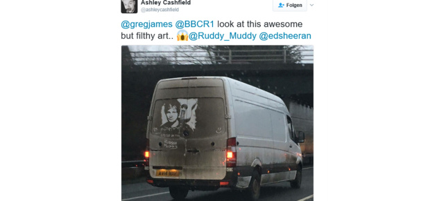 Kunst am Mercedes-Benz Sprinter: Gelungenes Fanprojekt aus dem Dreck geholt: Ed Sheeran-Bild auf verschmutztem Mercedes Transporter 
