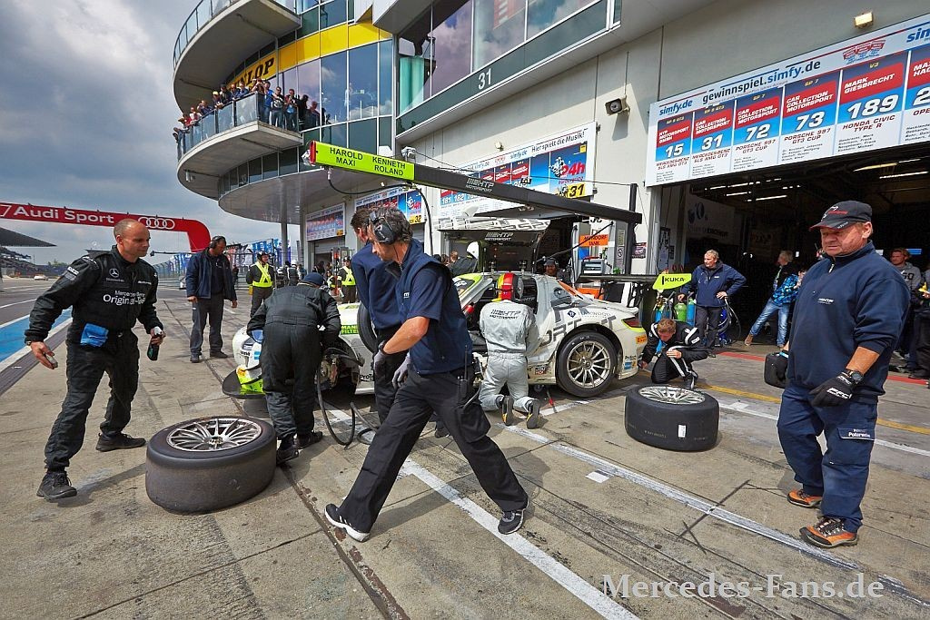 24 Stunden Rennen Nurburgring Audi Siegt Titelverteidiger Black Falcon Jagt Das Phoenix Racing Team Zum Neuen Rundenrekord Beim 24 Stunden Rennen Fotos Stefan Baldauf Robert Kah Fotostrecke Mercedes Fans Das