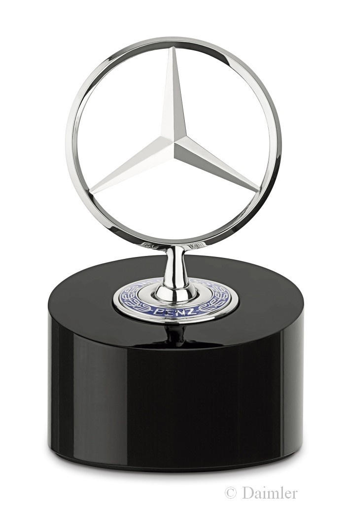 https://www.mercedes-fans.de/thumbs/gal/80/29/08/i_full/ganz-gross-in-mode-mercedes-benz-collection-2014-accessoires-mit-dem-stern-fuer-besondere-momente-edel-sportlich-und-praktisch-sind-die-produkte-der-mercedes-benz-collection-2014-82980.jpg