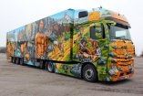 Oche Alaaf:   Mercedes-Benz Actros mit Sonderlackierung: Ein Mercedes-Benz Actros 1845 ist der Blickfang des  Aachener Karnevalsumzugs 