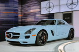 Legendär koloriert: Mercedes-SLS AMG im GULF Motorsport Design: Auf der New York Auto Show 2011 präsentierte Mercedes einen Flügeltürer in den legendären GULF Rennsportfarben Blau und Orange