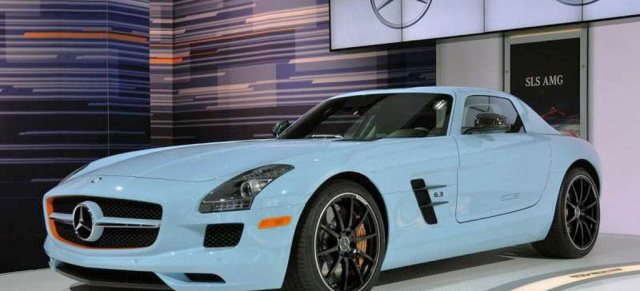 Legendär koloriert: Mercedes-SLS AMG im GULF Motorsport Design: Auf der New York Auto Show 2011 präsentierte Mercedes einen Flügeltürer in den legendären GULF Rennsportfarben Blau und Orange