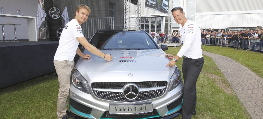 Warm Up Fur Den Grossen Preis Von Deutschland Mit 7 000 Mercedes Benz Kollegen Michael Schumacher Und Nico Rosberg Besuchten A Klasse Produktionsstatte In Raststatt Und Bauen In Der Amg Schmiede In Affalterbach Einen Amg Motor Zusammen