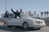 M.I.A. Musik-Video mit irren Auto Stunts : In dem ungewöhnlichen Musikvideo spielt eine Mercedes-Benz E-Klasse (W210) mit 