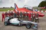 Vor Silverstone: Lewis Hamilton geht in die Luft: Lewis Hamilton flog bei der RAF Kunstflugstaffel "Red Arrows" mit 