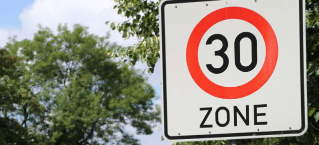 Umwelt: Tempo 30 macht die Luft nicht sauberer: ADAC-Untersuchung: Schadstoffausstoß bei 30 nicht geringer als bei Tempo 50