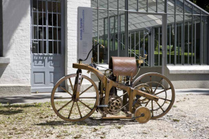 Am 29. August 1885 meldet Gottlieb Daimler den Reitwagen zum Patent an - hat der Erfinder des Automobils auch das Motorrad erfunden?