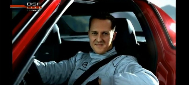 Video: Mercedes SLS AMG klebt dank Schumi an der Decke!: Neues "Stunt-Video" mit dem Mercedes Petronas GP Piloten Michael Schumacher