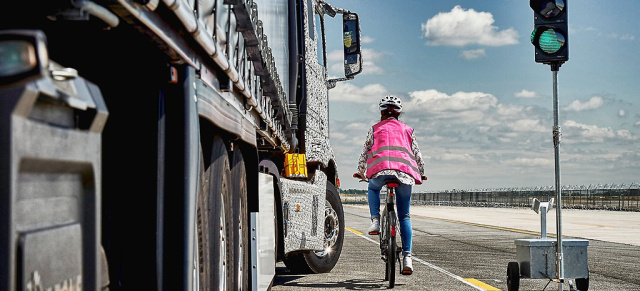 Sicherheit im Straßenverkehr: Leben retten im toten Winkel: Online-Petition: Über 151.000 Menschen fordern Lkw-Abbiege-Assistenten - Mercedes hat ihn schon 