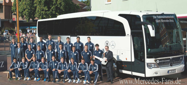Mit 476 PS zum vierten Stern: Neuer Bus für die Deutsche Nationalmannschaft: Offizielle Schlüsselübergabe für den neuen Mannschaftsbus am 4. September mit Joachim Löw, Oliver Bierhoff und der gesamten Nationalmannschaft