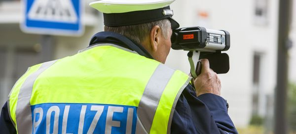 Blitzer Drama! Mit 321 Km/H Geblitzt – Polizei Bestraft Raser Drastisch – Was Das Für Sie Bedeutet! - kxbsh7p