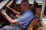 Mercedes-Benz SL Überraschungsvideo: Ein Traum wird wahr: Großvater bekommt seinen Mercedes-SL-Traumwagen (107) geschenkt (Video)