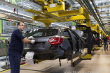 Mercedes-Benz richtet Pkw-Produktionsorganisation neu aus: "Ja" zum Standort Deutschland:  Mercedes-Benz investiert mehr als drei Milliarden Euro in Deutschland