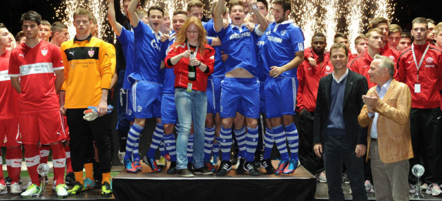 Schalke 04 gewinnt Mercedes-Benz Junior Cup 2013 : Der Knappen-Nachwuchs gewinnt hochkarätiges U19-Turnier -  Die Auszubildenden des Werk Sindelfingen gewinnen Auszubildenden-Turnier