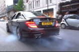 Ohrgasmus: Mercedes C63 AMG lässt es krachen: Mitten in der Londoner City bringt sich das High-Performance-Car gewaltig  zu Gehör