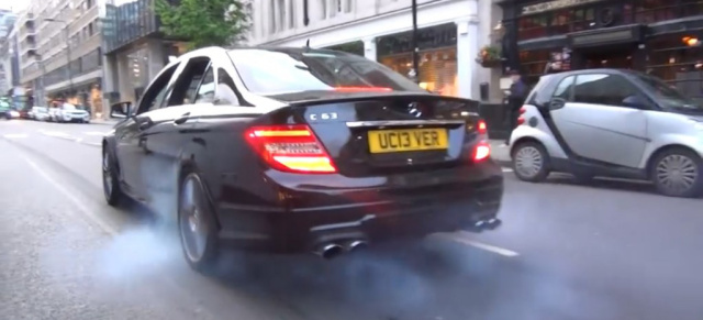Ohrgasmus: Mercedes C63 AMG lässt es krachen: Mitten in der Londoner City bringt sich das High-Performance-Car gewaltig  zu Gehör