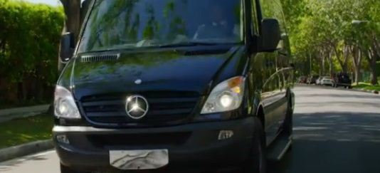 Harrige Sache: Mercedes-Sprinter als rollender Herrenfriseur-Laden: Waschen. Schneiden. Legen: Video über einen Barbier im Benz