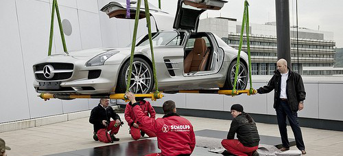 Mercedes-Benz Museum: SLS AMG eingeflogen: 