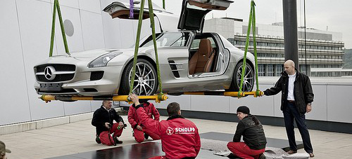 Mercedes-Benz Museum: SLS AMG eingeflogen: