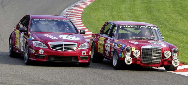 S 63 AMG 35 vs. 300 SEL 6.8 AMG: Rennsportgene und Generationenmächtigkeit: Mit dem Klassensieg der legendären Rote Sau in Spa 1971 nahm die AMG Erfolgsstory Fahrt auf