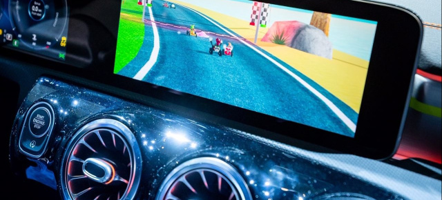 Neue Dimension des Fahrspaßes: Mit MBUX wird Video-Gaming im Auto möglich: Mercedes inside: Videogames zocken wie mit einer Konsole dank MBUX