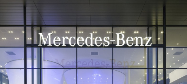 Es werde Licht: Mercedes-Benz Autohaus Leuchtschrift unterm Hammer
