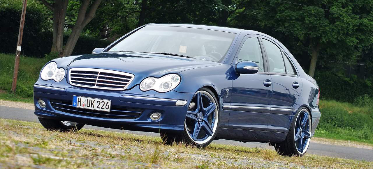 Ein auto mit einer blauen abdeckung, auf deren rückseite „monster“ steht.