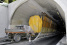 Ein Fall für "Super-Mog"!": Ein kleiner 71er Unimog-Oldtimer  schiebt in der Schweiz Baugeräte durch den Tunnel! 