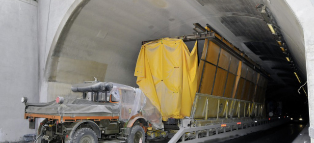 Ein Fall für "Super-Mog"!": Ein kleiner 71er Unimog-Oldtimer  schiebt in der Schweiz Baugeräte durch den Tunnel! 