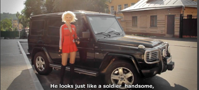 BlondDrive Tv:  Mercedes-G-Klasse mit Sexappeal: Auch das ist Szene: Super hot Playmate stellt die Geleändewagenklassiker von Mercedes im Video vor