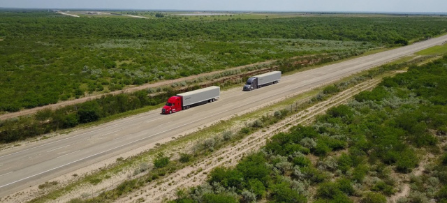 Daimler revolutioniert den LKW-Verkehr: Daimler Trucks erprobt Lkw-Platooning auf öffentlichen Highways in den USA 
