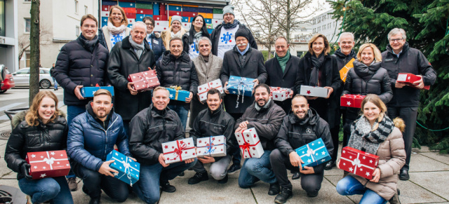 Daimler-Mitarbeiter-Weihnachtsaktion “Schenk ein Lächeln“:  Daimler-Vorstand und -Mitarbeiter übergeben selbstgepackte Geschenke an Vertreter der Schwäbischen Tafel Stuttgart e.V. 