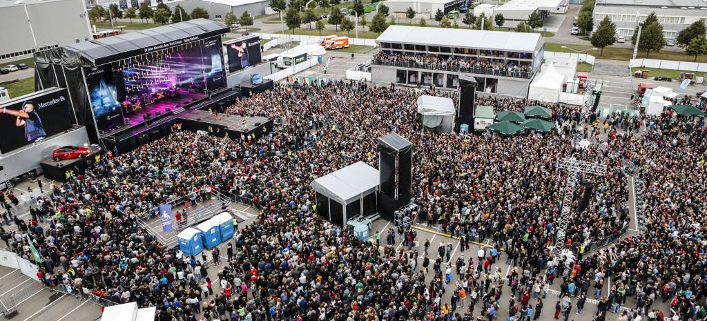 Rock In Rastatt Open Air Konzert Mit Cro Culcha Candela Und Madcon Am 06 09 2014 Konzert Feeling In Der Pkw Produktion Karten Sind Ab Sofort Erhaltlich News Mercedes Fans Das Magazin Fur Mercedes Benz Enthusiasten