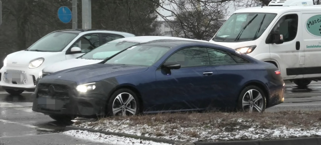 Mercedes Erlkönig erwischt: Spy-Shot-Video: E-Klasse Coupé MoPf mit geringer Tarnung