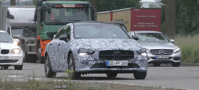 Mercedes-Benz Erlkönig erwischt: Star Spy Shot Video: Mercedes CLA II mit weniger Tarnung
