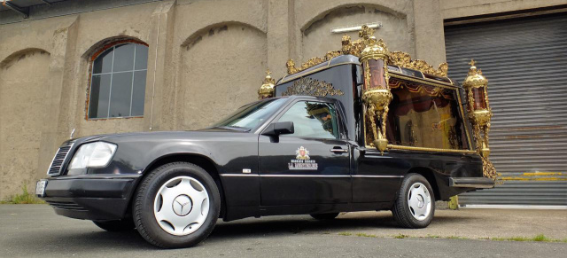 Mercedes-Benz W124‭ ‬Bestattungswagen: Kurios edler Abgang:‭ ‬Mercedes Leichenwagen mit viel Glanz und Gloria‭  